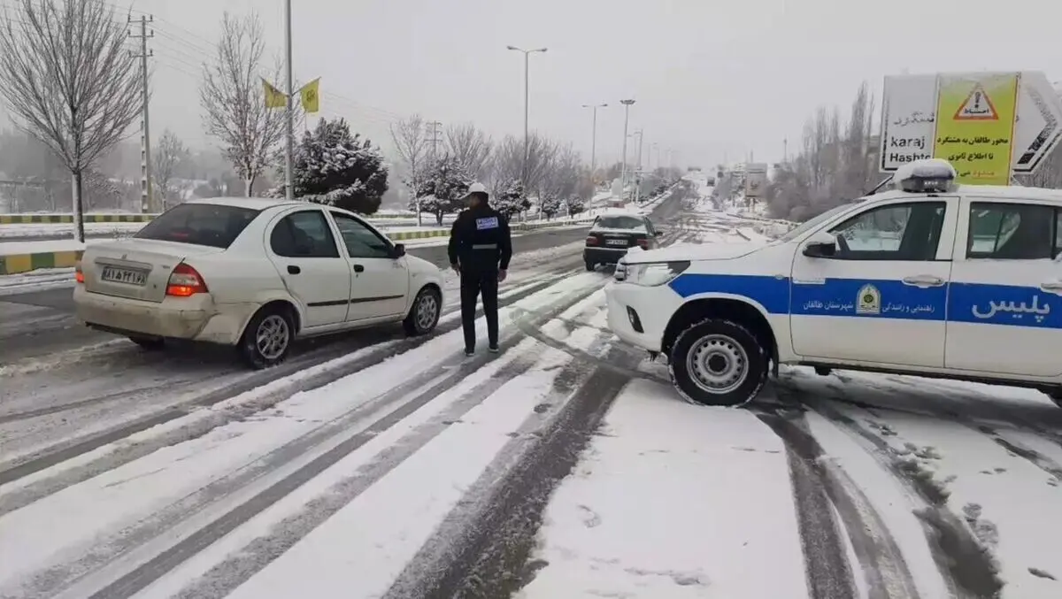 بارش برف و باران در جاده‌های ۲۸ استان | ترافیک سنگین در آزادراه تهران-کرج و مسدودی چند محور