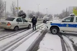 بارش برف و باران در جاده‌های ۲۸ استان | ترافیک سنگین در آزادراه تهران-کرج و مسدودی چند محور