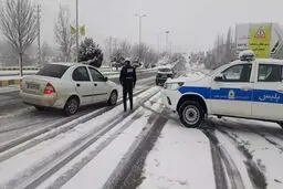 بارش برف و باران در جاده‌های ۲۸ استان | ترافیک سنگین در آزادراه تهران-کرج و مسدودی چند محور
