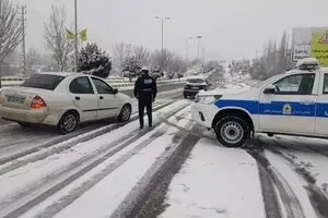 بارش برف و باران در جاده‌های ۲۸ استان | ترافیک سنگین در آزادراه تهران-کرج و مسدودی چند محور
