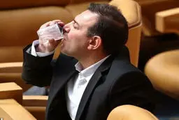 عزیزی خادم پول را پس نمی‌دهد