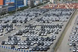 اخطار شورای رقابت به خودروسازان گران‌فروش 