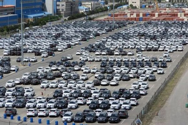 اخطار شورای رقابت به خودروسازان گران‌فروش 
