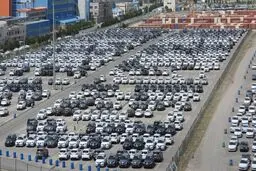 اخطار شورای رقابت به خودروسازان گران‌فروش 