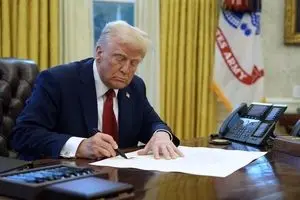 ترامپ: مبارزه با بازداشت غیرقانونی با دستور تحریم بیشتر ایران و چین!