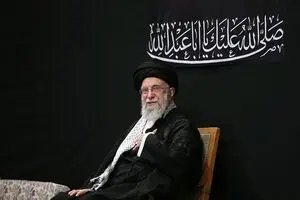 حضور فرزندان امام شهید انقلاب در مصلای تهران برای اقامه نماز بر پیکر قائد شهید