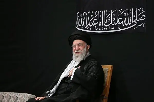 حضور فرزندان امام شهید انقلاب در مصلای تهران برای اقامه نماز بر پیکر قائد شهید