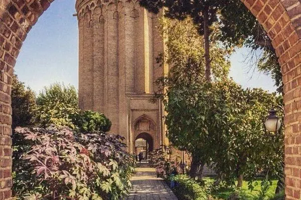 ایران را بی‌هویت نکنیم!