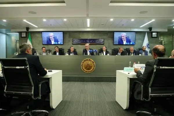 وزیر اقتصاد نمی‌تواند نسبت به سیاست‌های ارزی پاسخگو باشد