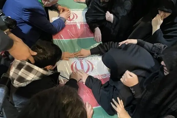  مردم فارس پیکر شهیدِ شاهچراغ را به آغوش کشیدند