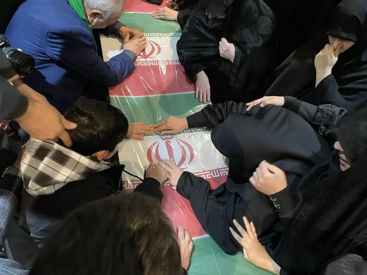  مردم فارس پیکر شهیدِ شاهچراغ را به آغوش کشیدند