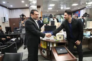 بازدید نجارزاده از برخی شعب انتقال یافته بانک سابق آینده به بانک ملی ایران/ استمرار بی وقفه خدمات به مردم و تمرکز بر مشتری مداری