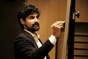 آوینی متفکر در میان اشیای نامتقارن