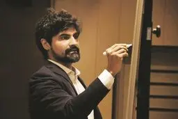 آوینی متفکر در میان اشیای نامتقارن
