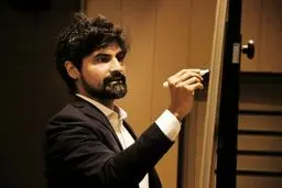 آوینی متفکر در میان اشیای نامتقارن