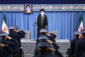 فیلم:  پخش سرود ملی در دیدار فرماندهان نیروی‌ هوایی ارتش با رهبر انقلاب 